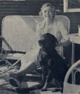 D.E. Stevenson con su perro, 1950s