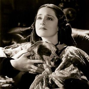 La actriz Norma Shearer como Elizabeth Barrett-Browning en The Barretts of Wimpole Street,